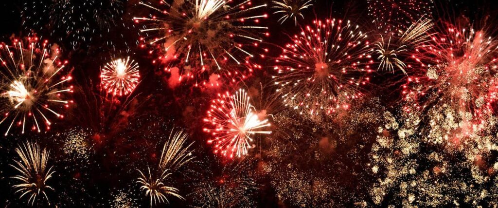 feux d'artifice de couleur rouge tiré pour le 14 juillet