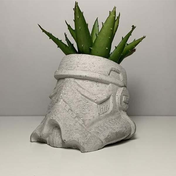 Pot de fleur en béton casque Stormtrooper