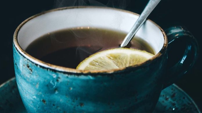 mug avec thé au citron tranche