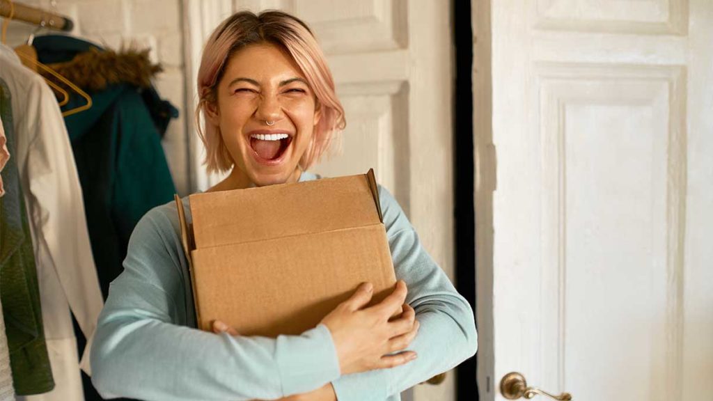 Femme qui reçoit un cadeau