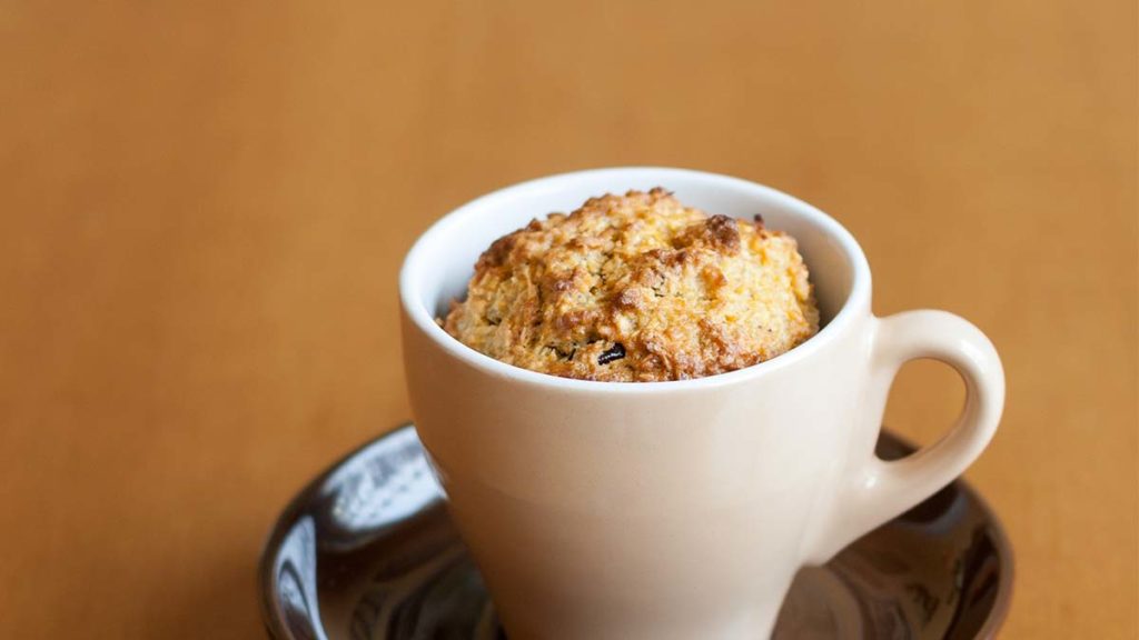 mug cake dans tasse à café