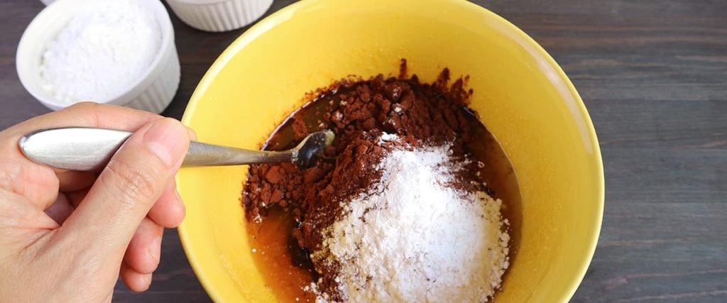 mélange du mug cake avec farine cacao et matière grasse