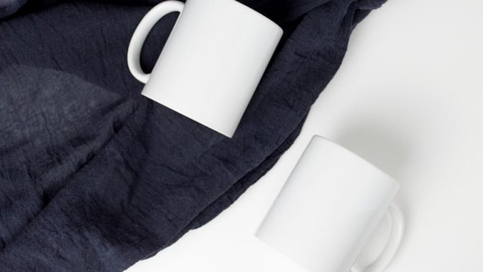 Deux mugs, un mug blanc sur fond noir et un mug blanc sur fond blanc.