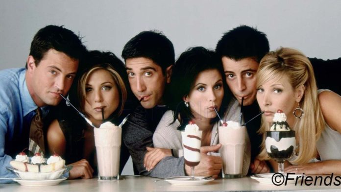 Héros de la série Friends buvant un milk shake