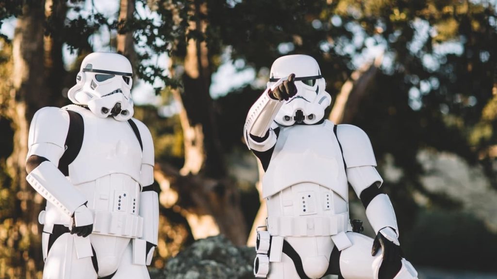 deux stormtroopers regardant droit devant
