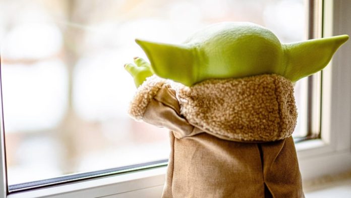Bébé Yoda alias Grogu regardant à la fenêtre