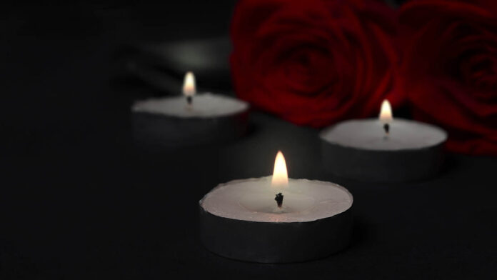 bougies allumées sur fond noir rappelant le deuil