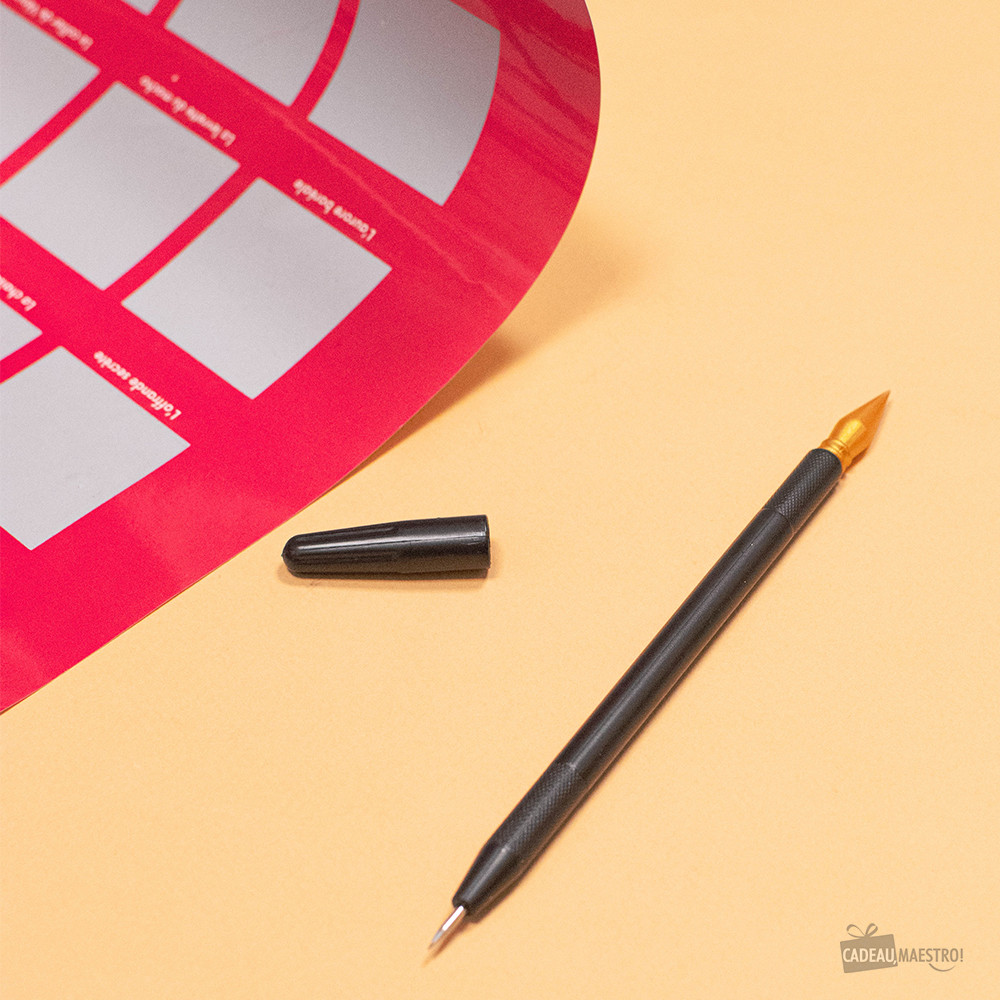 Stylo de précision pour gratter les pays sur carte