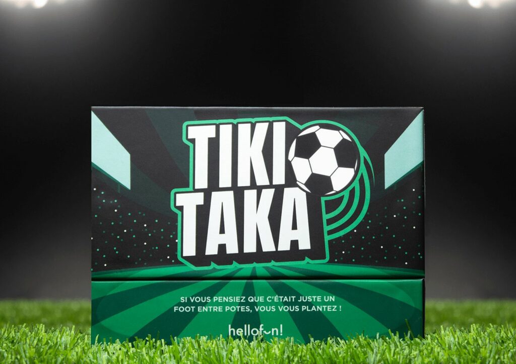 Boîte du jeu Tiki Taka de Hellofun posée sur une pelouse de stade