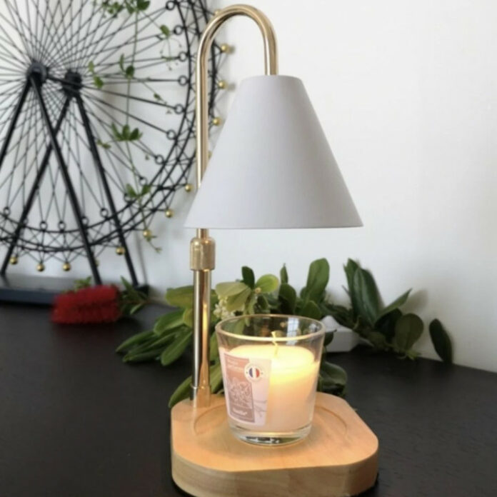 Lampe chauffe-bougie Candelia avec abat-jour blanc au-dessus d'une bougie parfumée en verre
