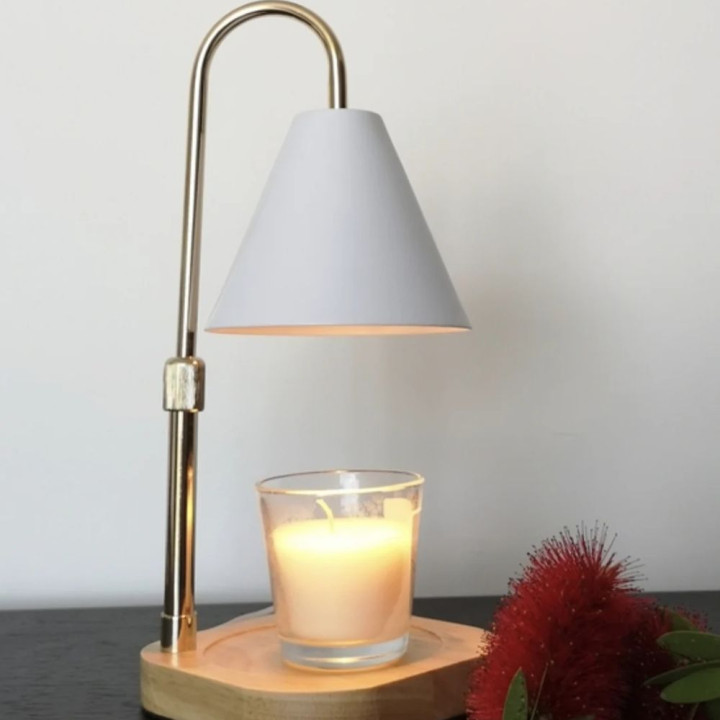 La chaleur de l'ampoule fait fondre la surface de la bougie sans allumer la mèche
